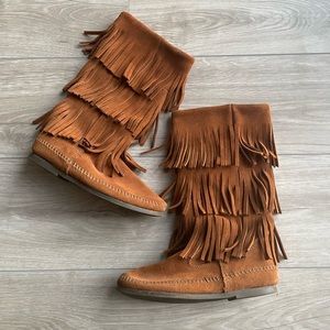 Minnetonka Fringe Boots 6